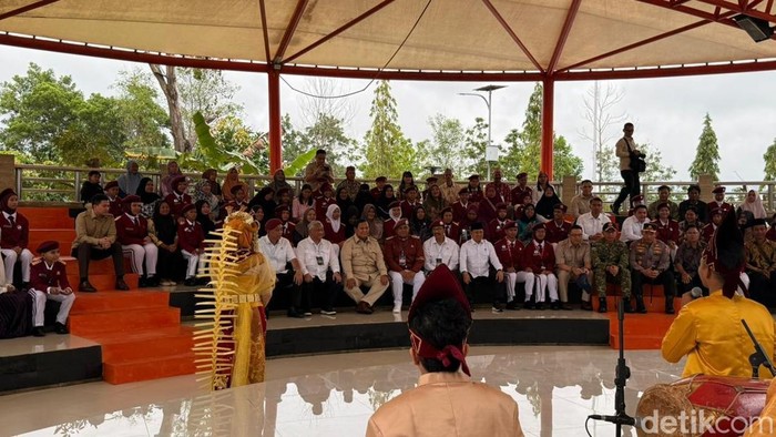 Siswa Sekolah Rakyat Unjuk Bakat Musik Khas Kalimantan di Depan Prabowo
