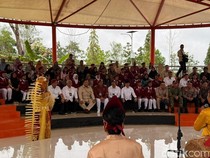 Prabowo Duduk Bareng Siswa Sekolah Rakyat Banjarbaru Nonton Musik Tradisional