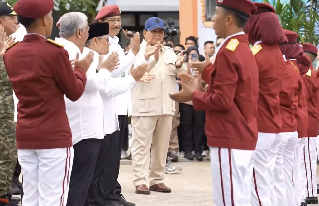 Presiden Prabowo Subianto saat tiba untuk resmikan 166 Soklah Rakyat di 34 Provinsi, Banjarbaru, Senin (12/2026). (YouTube/Sekretariat Presiden) Presiden Prabowo Subianto saat tiba untuk resmikan 166 Soklah Rakyat di 34 Provinsi, Banjarbaru, Senin (12/2026). (YouTube/Sekretariat Presiden)