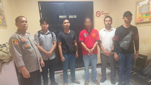 Pria asal Lombok Timur, NTB, inisial JH alias Jon (berbaju merah) ditangkap polisi akibat menyebarkan rekaman VCS dengan mantan pacarnya. (Dok. Polda NTB)