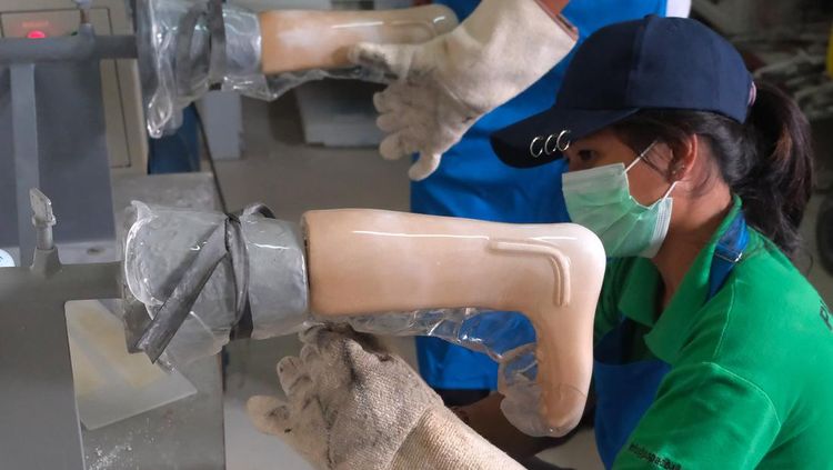 Produksi Kaki Palsu untuk Dukung Mobilitas Penyandang Disabilitas