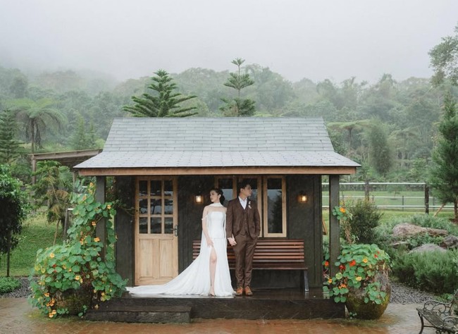 Ranty memilih gaun putih minimalis dengan siluet bersih. Detail off-shoulder dan belahan kaki cukup tinggi kaki memberi kesan anggun an seksi tanpa berlebihan. Foto: Instagram/@rantymaria