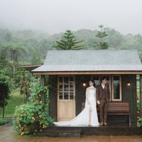 Ranty memilih gaun putih minimalis dengan siluet bersih. Detail off-shoulder dan belahan kaki cukup tinggi kaki memberi kesan anggun an seksi tanpa berlebihan. Foto: Instagram/@rantymaria