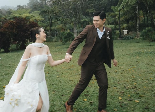 Sementara Rayn tampil dalam setelan tuxedo cokelat gelap berpotongan tegas, menciptakan kesan dewasa dan serasi dengan tampilan Ranty. Foto: Instagram/@rantymaria