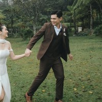 Sementara Rayn tampil dalam setelan tuxedo cokelat gelap berpotongan tegas, menciptakan kesan dewasa dan serasi dengan tampilan Ranty. Foto: Instagram/@rantymaria