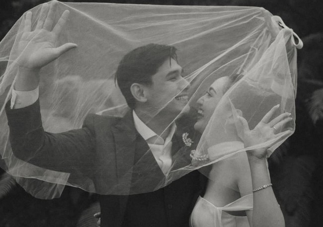 Dalam beberapa foto terlihat Ranty mengenakan veil. Keduanya pun berpose di dalam veil putih tersebut, memberikan kesan intim yang romantis. Foto: Instagram/@rantymaria
