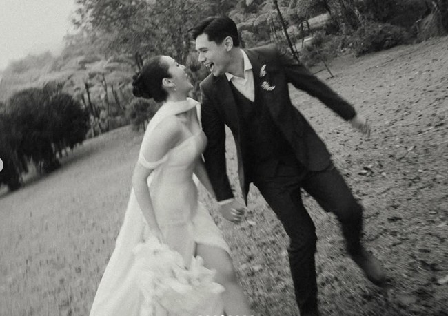 Seperti layaknya seorang pengantin, Ranty juga membawa buket bunga di tangannya. Pasangan artis itu tampil elegan pancarkan aura manten. Foto: Instagram/@rantymaria