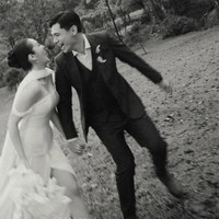 Seperti layaknya seorang pengantin, Ranty juga membawa buket bunga di tangannya. Pasangan artis itu tampil elegan pancarkan aura manten. Foto: Instagram/@rantymaria