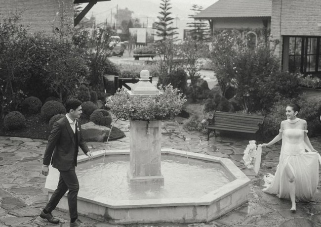 Beberapa foto juga dibuat hitam-putih, memberikan kesan klasik yang timeless. Latar pepohonan, kabut tipis, dan suasana sejuk menambah kesan romantis alami. Foto: Instagram/@rantymaria
