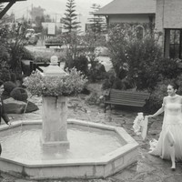 Beberapa foto juga dibuat hitam-putih, memberikan kesan klasik yang timeless. Latar pepohonan, kabut tipis, dan suasana sejuk menambah kesan romantis alami. Foto: Instagram/@rantymaria