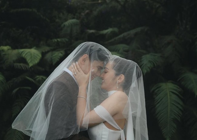 Penampilan Ranty kian memukau dengan tambahan aksesori silver yang berkilau. Mulai dari anting gantung, gelang, dan cincin lamaran tampak memiliki desain yang simpel. Foto: Instagram/@rantymaria