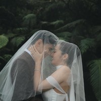 Penampilan Ranty kian memukau dengan tambahan aksesori silver yang berkilau. Mulai dari anting gantung, gelang, dan cincin lamaran tampak memiliki desain yang simpel. Foto: Instagram/@rantymaria