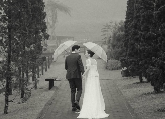 started since 2020, now we’re here entering the new chapter to forever, tulis Ranty dalam keterangan unggahannya. Unggahan tersebut pun banjir doa dan ucapan selamat dari para netizen. Foto: Instagram/@rantymaria