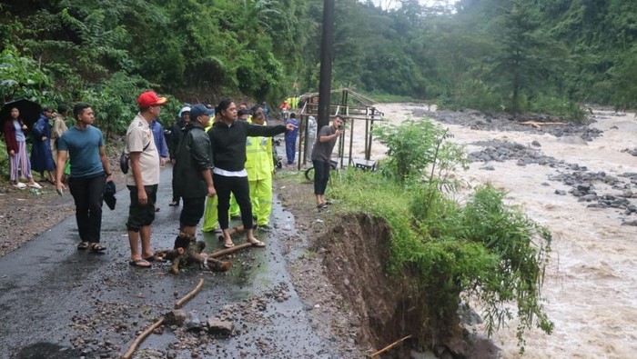 2 Hari Terisolir, Desa Tempur Jepara Mulai Pulih-Listrik Kembali Menyala