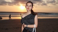 Keinginan Sarah Menzel kejar body goals mendapat beragam respons dari netizen. Kak Sarah bodynya bagus banget, pas segitu, komen @alisyaezy2. Semangat calon pengantin, biar cantik pakai baju pengantinnya besok, komen @el_zavian_mavendra. (Foto: dok Instagram ssarah_menzel)