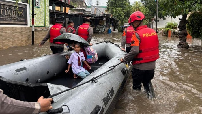 Jakarta Banjir, Brimob Polda Metro Antar Murid SD Pakai Perahu Karet