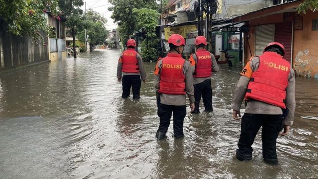 Satuan Brimob Polda Metro Jaya membantu evakuasi warga terdampak banjir. (Dok. ist)