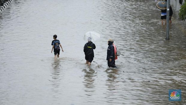 Sejumlah wilayah di Pademangan Barat, Jakarta Utara  terpantau dilanda banjir akibat hujan deras, Senin (12/1/2026). (CNBC Indonesia/Tri Susilo)