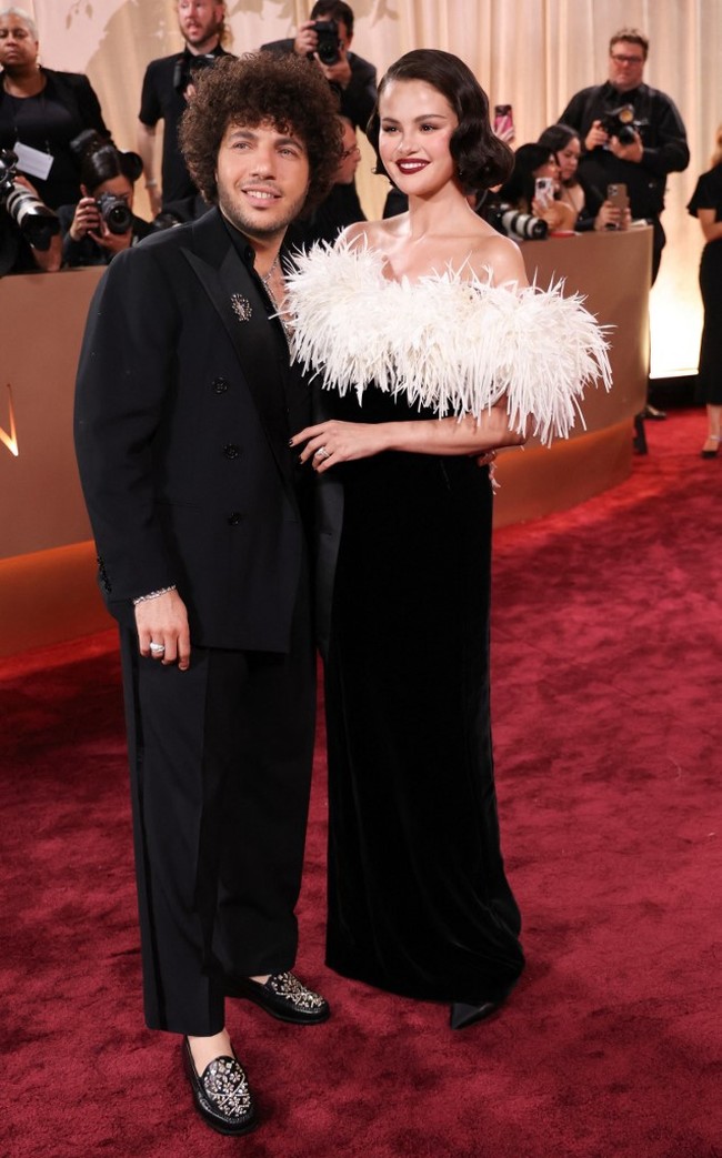 Pada Golden Globes 2025, Selena juga hadir bersama Benny Blanco yang saat itu masih menjadi kekasihnya. Kini keduanya hadir sebagai pasangan suami istri setelah resmi menikah pada September 2025. Foto: AFP/MICHAEL TRAN