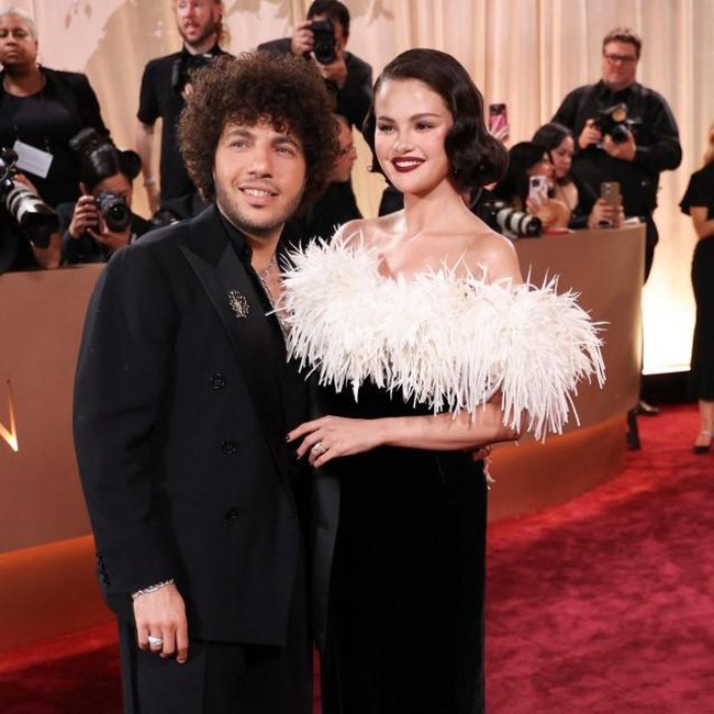 Pesona Selena Gomez di Golden Globes: Pakai Gaun Chanel yang Dibuat 320 Jam