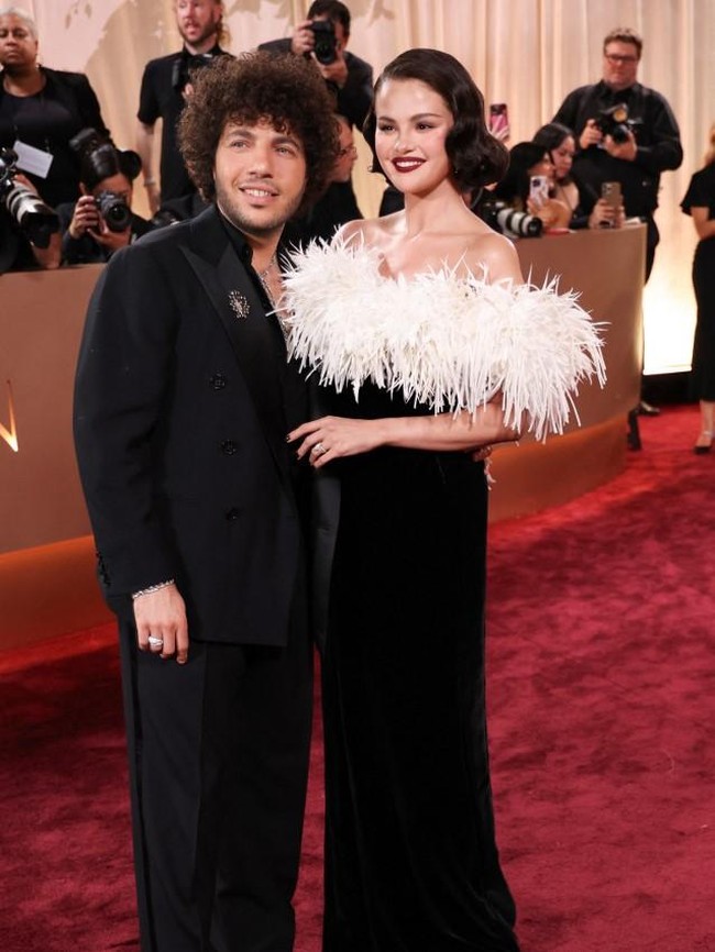 Pesona Selena Gomez di Golden Globes: Pakai Gaun Chanel yang Dibuat 320 Jam