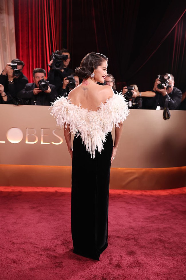 Gaun busiter tanpa tali ini membentuk potongan V di bagian belakang sehingga memperlihatkan tato mawar di punggung artis 33 tahun itu. Foto: Getty Images/Tommaso Boddi