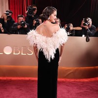 Gaun busiter tanpa tali ini membentuk potongan V di bagian belakang sehingga memperlihatkan tato mawar di punggung artis 33 tahun itu. Foto: Getty Images/Tommaso Boddi