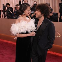 Selena Gomez Cium Kaki Benny Blanco Setelah Suaminya Disebut Jorok