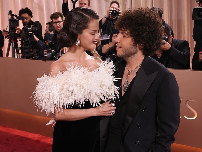 Penampilan Selena Gomez dan Benny Blanco saat menghadiri Golden Globe Awards 2026  di Beverly Hills, California, Minggu (11/1/2026).