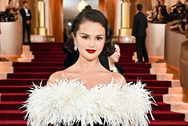 Selena Gomez mengenakan gaun hitam glamour yang dihiasi sekitar 200 eleman bordir. Gaun ini juga hadir dengan detail bulu di bagian dada. Foto: Getty Images/Tommaso Boddi