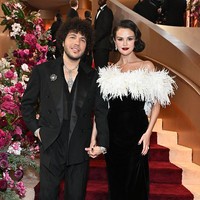 Seperti dikutip dari CNN Internasional, Selena Gomez mengenakan gaun Chanel yang membutuhkan lebih dari 320 jam pengerjaan. Foto: Getty Images/Tommaso Boddi