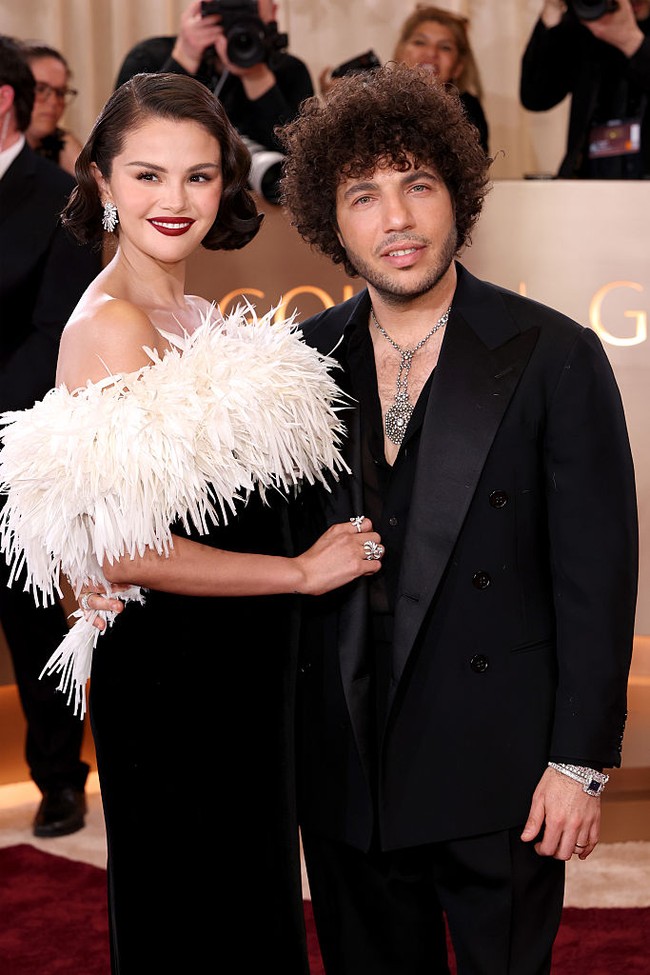 Selena Gomez hadir di Golden Globes 2026 bersama sang suami, produser musik Benny Blanco yang mengenakan setelan hitam dengan kemeja tanpa kancing dan bros. Foto: Getty Images/Tommaso Boddi