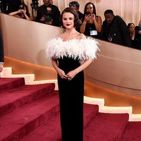 Penyanyi sekaligus aktris ini tampil elegan saat tiba di Beverly Hilton Hotel, tempat Golden Globes 2026 digelar pada Minggu (11/1/2026) malam atau Senin (12/1/2026) pagi waktu Indonesia. Foto: Getty Images/Tommaso Boddi
