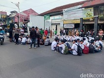 Seratusan Siswa di Garut Tak Bisa Belajar gegara Sekolah Digembok