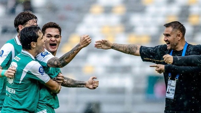 Skuad Persebaya berselebrasi dalam gol Gali Freitas bersama staff pelatih