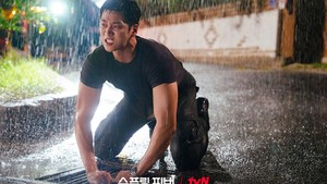 Malam ini Seon Jae Gyu terlihat emosional di bawah hujan. Ekspresinya tegang bikin penonton bertanya-tanya, apa yang terjadi? (Foto: dok. tvN)