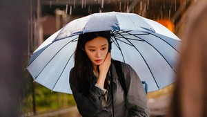 Yoon Bom melihat Seon Jae Gyu dan ikutan bingung tapi tetap nunjukkin perhatian. (Foto: dok. tvN)