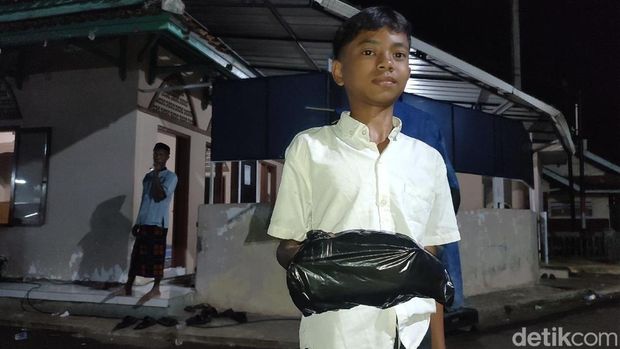 Suasana berburu berkat saat Rajaban atau Peringatan Isra Mikraj di salah satu masjid di Desa Imbanagara Raya Ciamis. Suasana berburu berkat saat Rajaban atau Peringatan Isra Mikraj di salah satu masjid di Desa Imbanagara Raya Ciamis.
