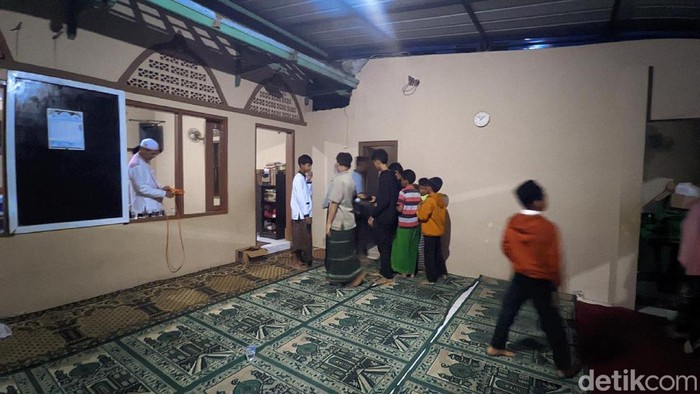 Melihat Anak-anak Ciamis Berburu Berkat Saat Rajaban