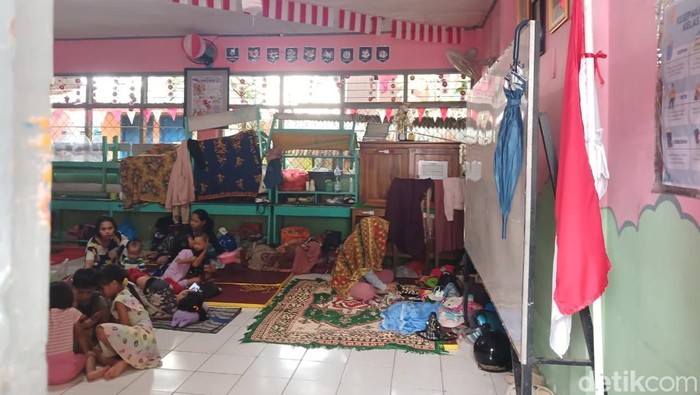 Suasana warga korban banjir yang mengungsi di salah satu ruang kelas SDN Paccerakkang Makassar.