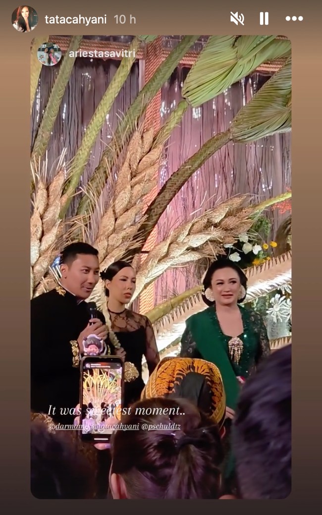 Darma Mangkuluhur dan Patricia Schuldtz baru saja resmi menikah. Setelah menggelar akad nikah pada Minggu (11/01/26), di hari yang sama juga digelar resepsi pernikahan. Salah satu yang mencuri atensi ialah penampilan Tata Cahyani, ibu dari mempelai pria. Foto: Instagram/@tatacahyani