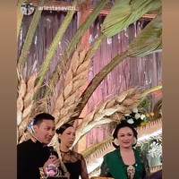 Darma Mangkuluhur dan Patricia Schuldtz baru saja resmi menikah. Setelah menggelar akad nikah pada Minggu (11/01/26), di hari yang sama juga digelar resepsi pernikahan. Salah satu yang mencuri atensi ialah penampilan Tata Cahyani, ibu dari mempelai pria. Foto: Instagram/@tatacahyani
