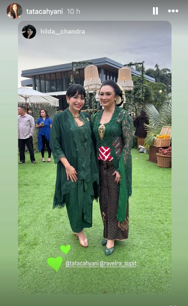 Tata Cahyani mengenakan kebaya hijau tua berbahan brokat transparan dengan detail payet halus. Kebaya berlengan panjang ini dibuat dengan potongan fit di tubuh, menonjolkan siluet anggun dan rapi. Garis leher V yang lembut memberi sentuhan feminin sekaligus elegan. Foto: Instagram/@tatacahyani