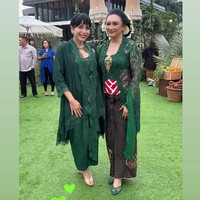 Tata Cahyani mengenakan kebaya hijau tua berbahan brokat transparan dengan detail payet halus. Kebaya berlengan panjang ini dibuat dengan potongan fit di tubuh, menonjolkan siluet anggun dan rapi. Garis leher V yang lembut memberi sentuhan feminin sekaligus elegan. Foto: Instagram/@tatacahyani