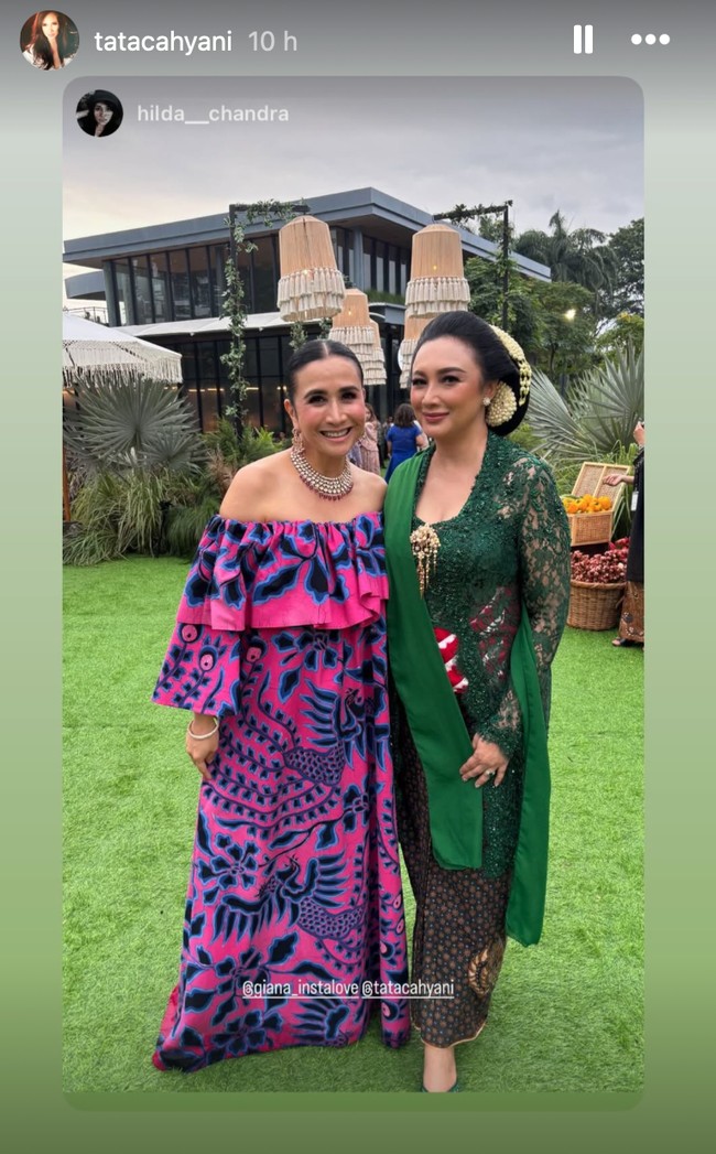 Sebagai padanan, Tata memilih kain batik cokelat bermotif klasik. Bagian pinggangnya juga dilengkapi dengan stagen dengan sentuhan warna merah dan putih. Foto: Instagram/@tatacahyani