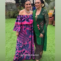 Sebagai padanan, Tata memilih kain batik cokelat bermotif klasik. Bagian pinggangnya juga dilengkapi dengan stagen dengan sentuhan warna merah dan putih. Foto: Instagram/@tatacahyani