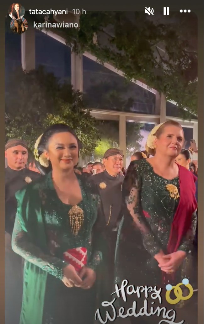 Kebaya yang dikenakan Tata senada dengan ibunda Patricia. Dalam foto terlihat Tata berjalan memasuki ruangan berdampingan dengan ibunda Patricia Schuldtz. Sementara mantan suaminya, Tommy Soeharto, terlihat berjalan di belakang ibunda Patricia. Foto: Instagram/@tatacahyani