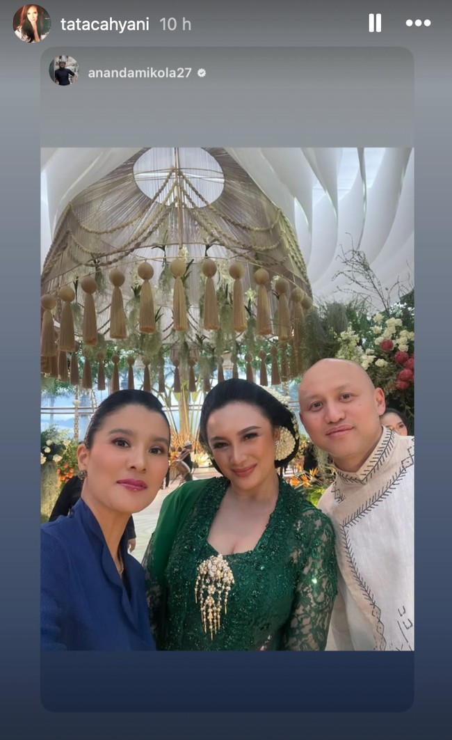 Pada bagian dada, Tata menyematkan bros emas berdesain klasik dengan detail menjuntai. Bagian bahunya juga terlampir selendang hijau polos untuk memperkuat kesan formal. Foto: Instagram/@tatacahyani