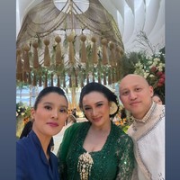 Pada bagian dada, Tata menyematkan bros emas berdesain klasik dengan detail menjuntai. Bagian bahunya juga terlampir selendang hijau polos untuk memperkuat kesan formal. Foto: Instagram/@tatacahyani