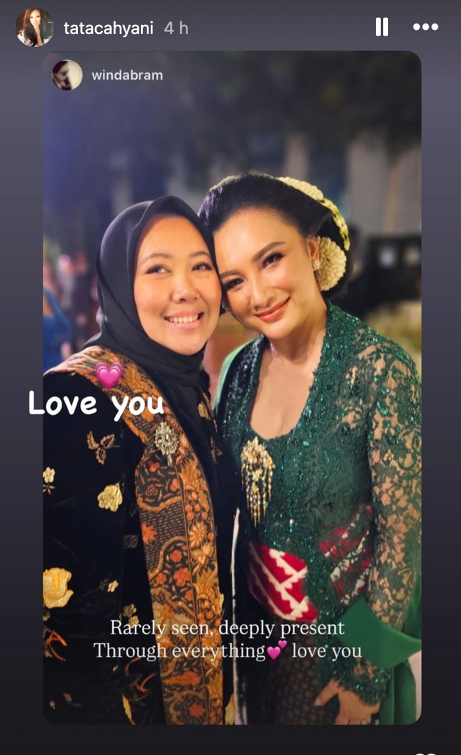 Penampilan Tata makin memukau dengan rambut sanggul Jawa klasik yang rapi dan mengkilap. Hiasan bunga melati di bagian belakang kepala menambah kesan anggun. Foto: Instagram/@tatacahyani